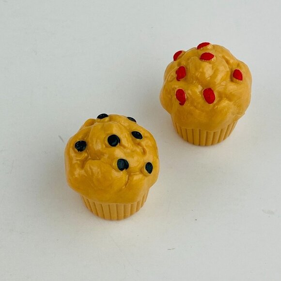 Unbranded Toy Cupcakes Set of 2 Chocolate Chip & Strawberry Pretend Play Food - Picture 4 of 4